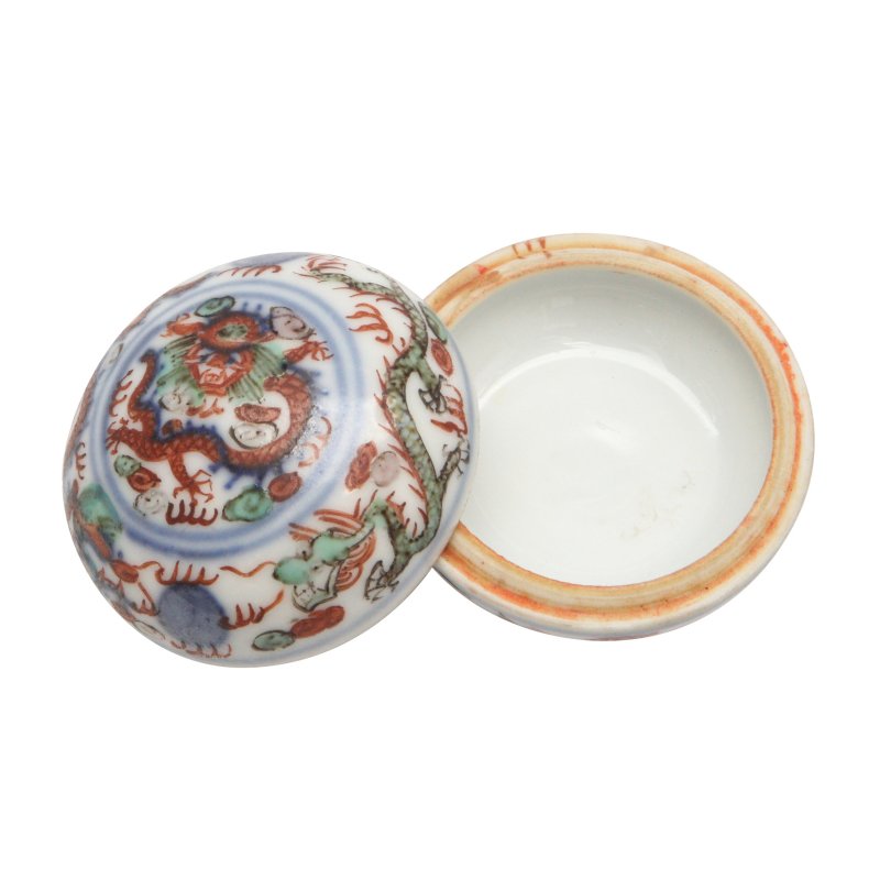 十八/十九世紀 五彩雲龍紋圓小蓋盒 《大明萬曆年製》款 | A small Chinese wucai 'dragon' box and cover, 18th/19th century - 图4