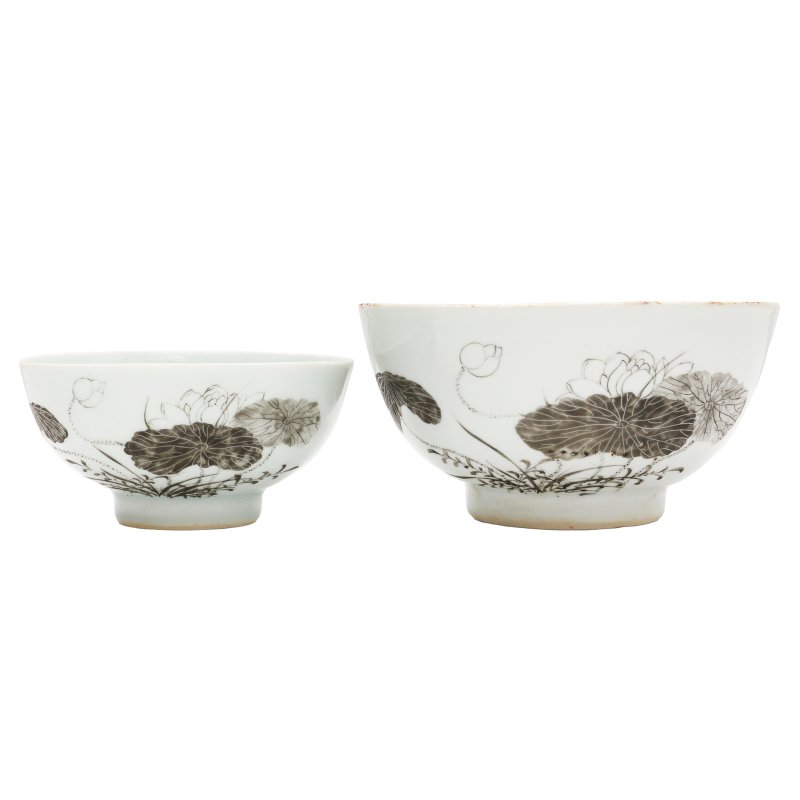 民國 墨彩荷塘圖盌一組兩件 | Two Chinese en-grisaille 'lotus pond' bowls, Republic period