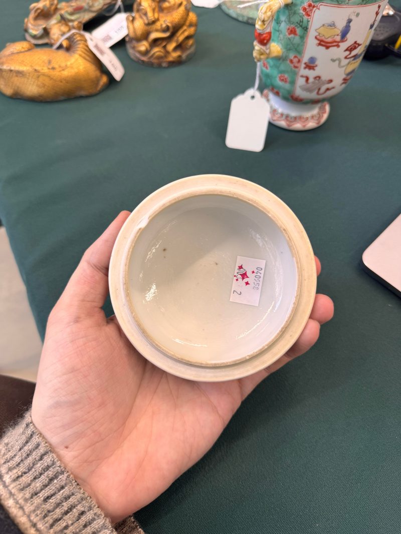 清康熙 五彩博古圖蓋罐 | A Chinese famille-verte twin-handled 'hundred antiques' pot and cover, Qing Dynasty, Kangxi period - 图25
