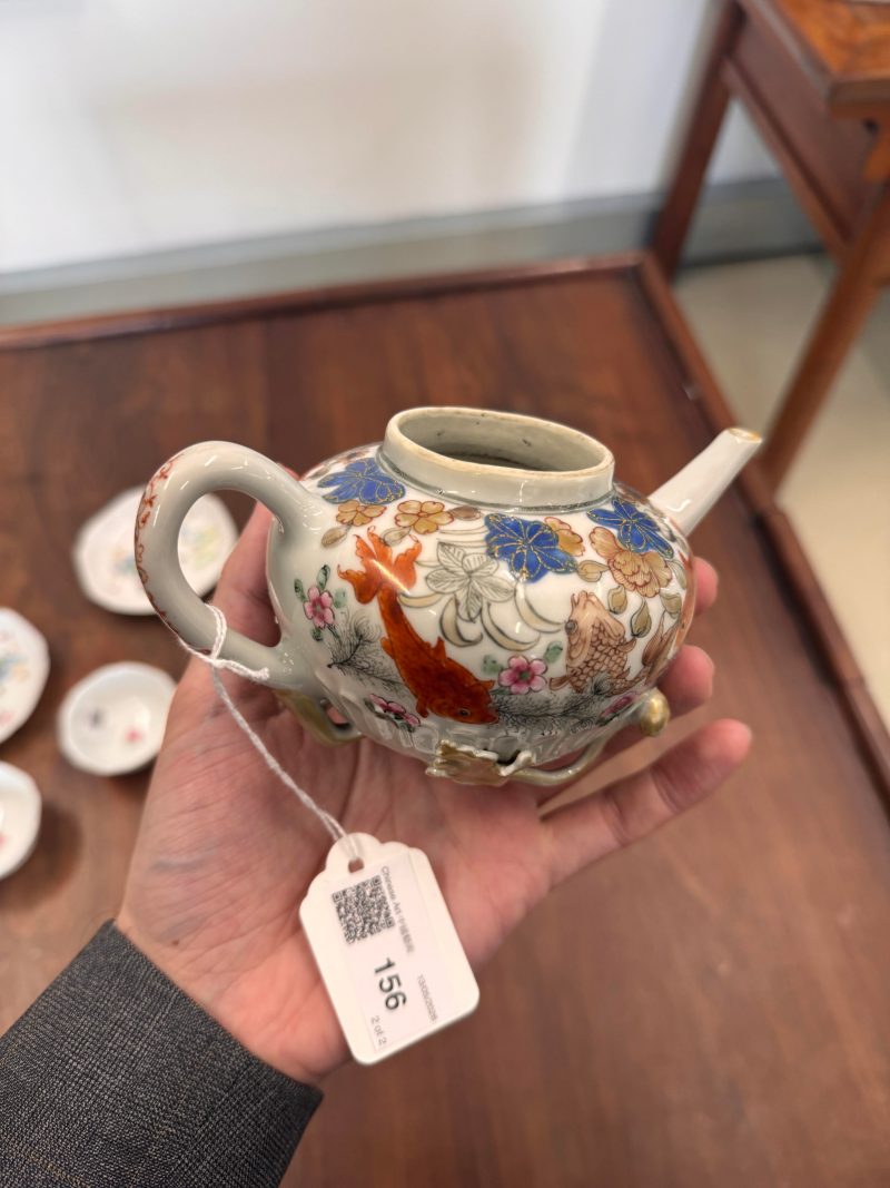 清雍正 粉彩魚藻紋蓋壼 | Santos Collection | A Chinese export famille-rose 'fish pond' teapot, Qing dynasty, Yongzheng period - 图16