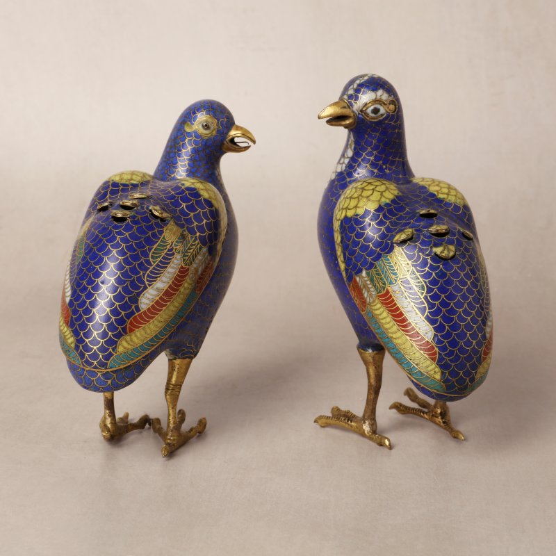 清十八世紀 掐絲琺瑯銅鍍金鵪鶉式香爐一對 | A pair of Chinese cloisonné enamel and gilt-bronze quail-form censers, Qing dynasty, 18th century - 图2