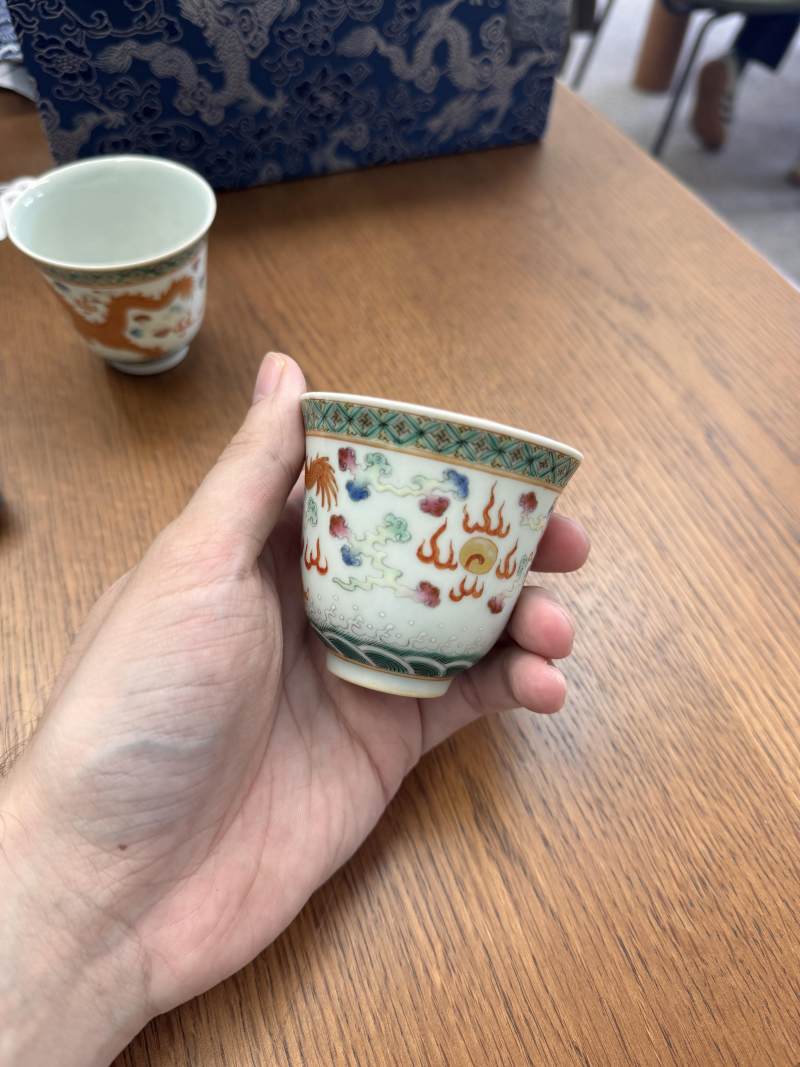 清宣統 粉彩描金龍紋盃一對 《大清宣統年製》款 | Santos Collection | A pair of Chinese famille-rose gilt-decorated 'dragon' cups, Xuantong marks and of the period - 图10