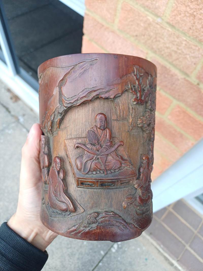 清十八世紀 竹雕鹿順回園圖筆筒《其吉作》款 | A Chinese carved bamboo 'Lushun Huiyuan' brush pot, bitong, Qing dynasty, 18th century - 图2