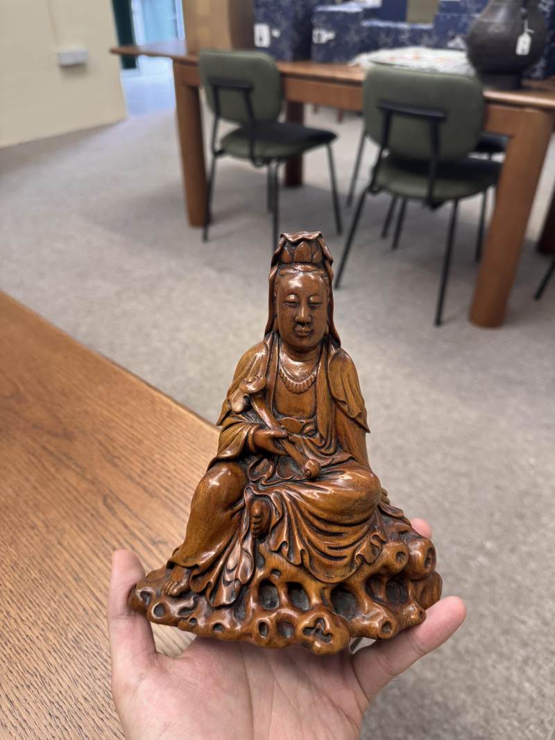 清十八/十九世紀 黃楊木雕觀音菩薩坐像 | A Chinese boxwood carved figure of Guanyin, Qing dynasty, 18th/19th century - 图11