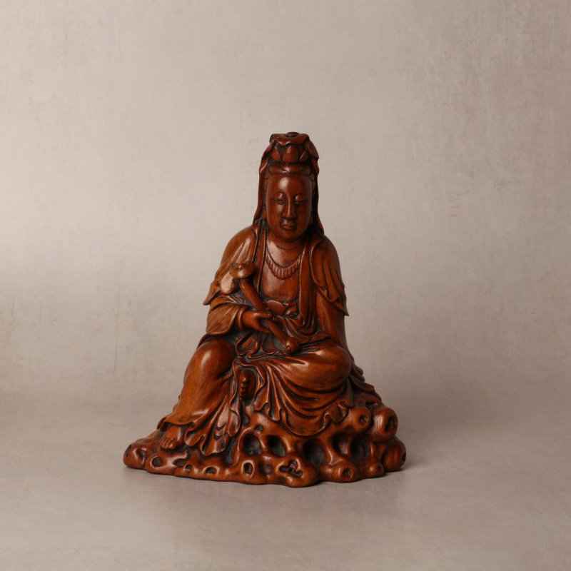 清十八/十九世紀 黃楊木雕觀音菩薩坐像 | A Chinese boxwood carved figure of Guanyin, Qing dynasty, 18th/19th century - 图1