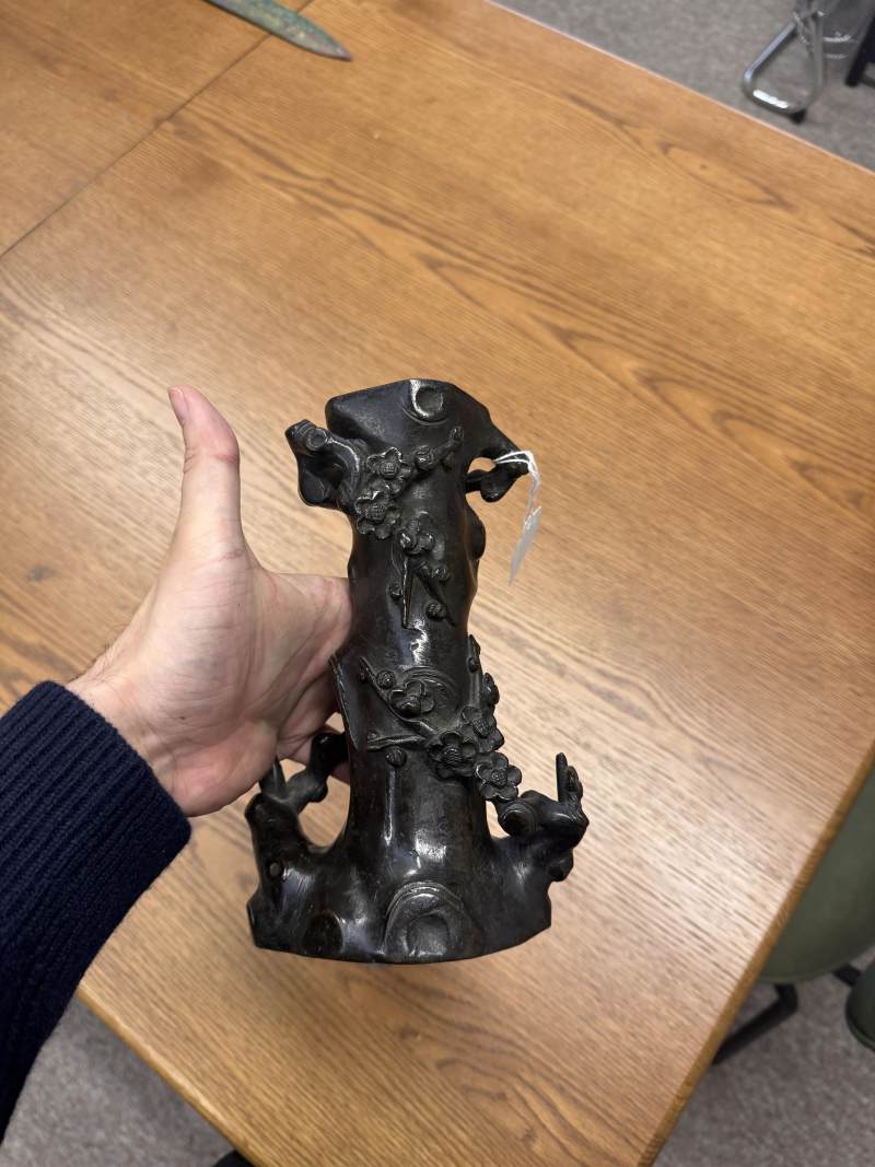 明末至清初 十七世紀 銅臘梅紋瓶一對 | A pair of Chinese bronze 'prunus' vases, late Ming-early Qing dynasty, 17th century - 图10