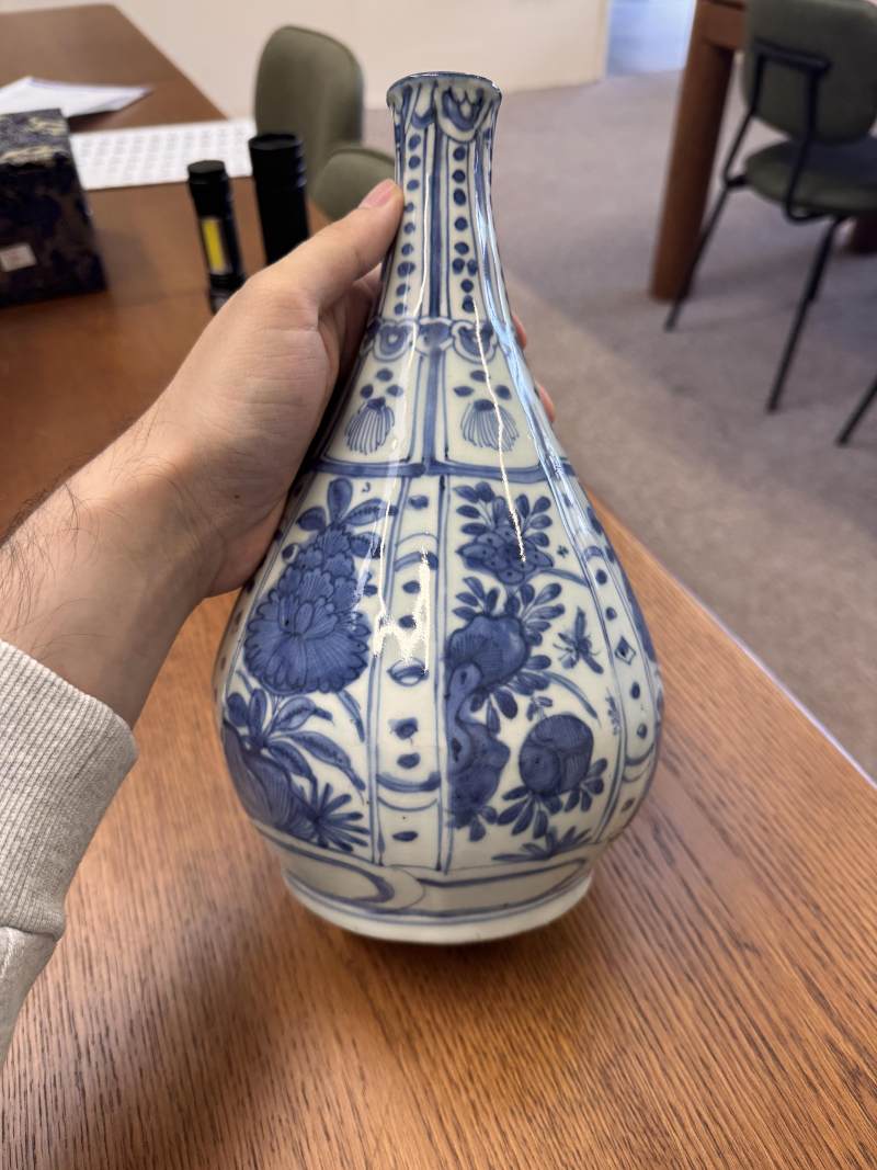 明 青花克拉克花卉紋膽瓶 | Santos Collection | A Chinese blue and white 'Kraak' bottle vase, Ming dynasty - 图4