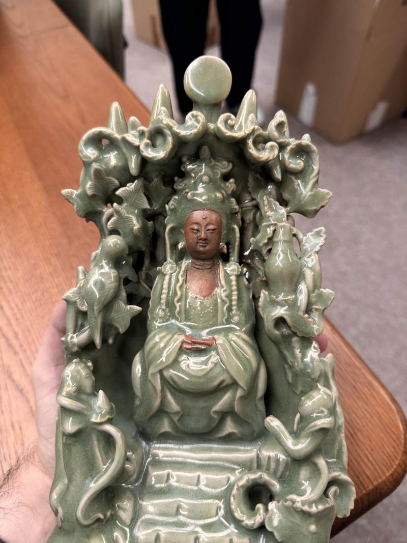 明 青釉素胎觀音菩薩坐像 | A Chinese celadon-glazed biscuit 'Guanyin' figure group, Ming dynasty - 图7