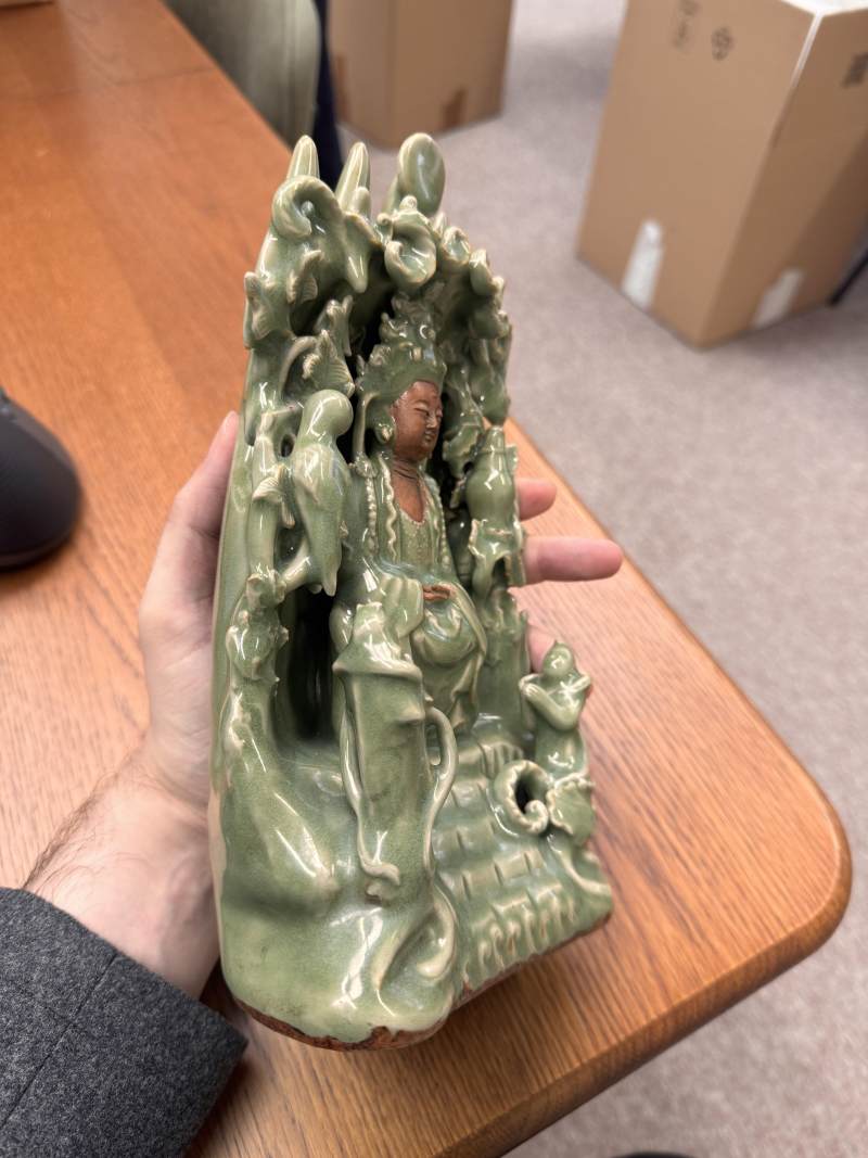 明 青釉素胎觀音菩薩坐像 | A Chinese celadon-glazed biscuit 'Guanyin' figure group, Ming dynasty - 图17