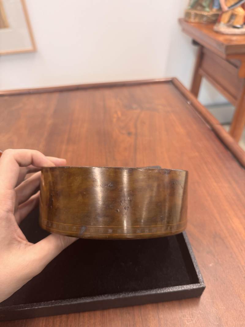 西漢 褐漆戧金瑞獸紋蓋盒 | A rare Chinese incised brown lacquer 'mythical beasts' box and cover, Western Han dynasty - 图15