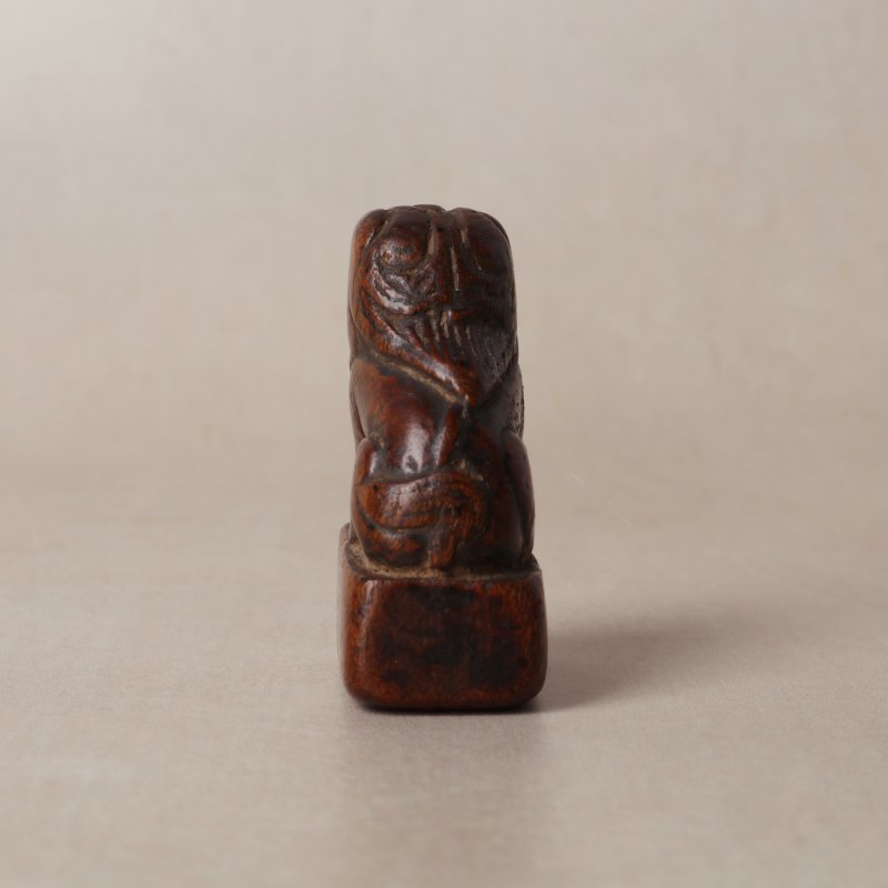 十七/十八世紀 黃楊木雕瑞獅鈕印章 《郭進》款 | A Chinese carved boxwood 'seated lion' seal, 17th/18th century - 图3