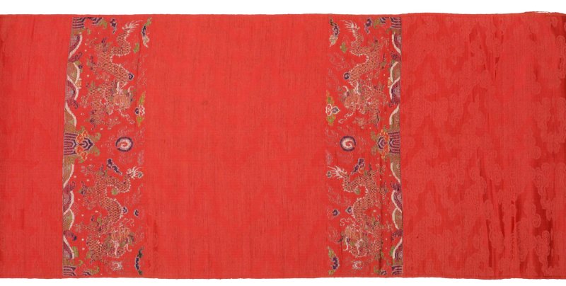 清十九世紀 紅地織錦雲龍戲珠圖吉服袍料 | A fine Chinese woven ruby-ground 'dragon' silk brocade uncut panel, Qing dynasty, 19th century - 图2