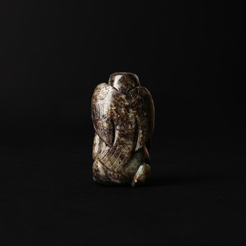 十九/二十世紀 青玉瑞獸 | A Chinese green and russet archaistic 'mythical beasts' jade group, 19th/20th century - 图3