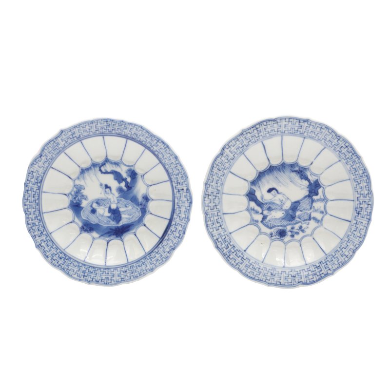清康熙 青花中醫針灸圖盤一對 | A pair of Chinese blue and white 'acupuncturist' saucer dishes, Qing dynasty, Kangxi period