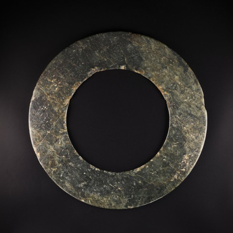 商　玉環及玉筒形器　一組兩件 | A GROUP OF TWO ARCHAIC JADE ORNAMENTS - 图2