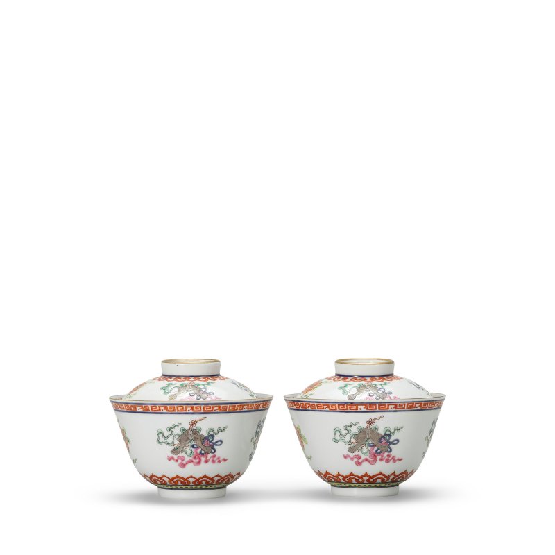 清光緒 礬紅粉彩描金八吉祥紋蓋碗一對 | A PAIR OF FAMILLE-ROSE 'BAJIXIANG' CUPS AND COVERS - 图3