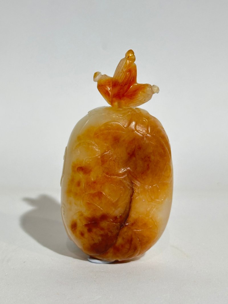 清十九世紀 白玉巧雕⌈瓜瓞⌋鼻煙壺 | A WHITE AND RUSSET JADE 'MELON' SNUFF BOTTLE - 图9