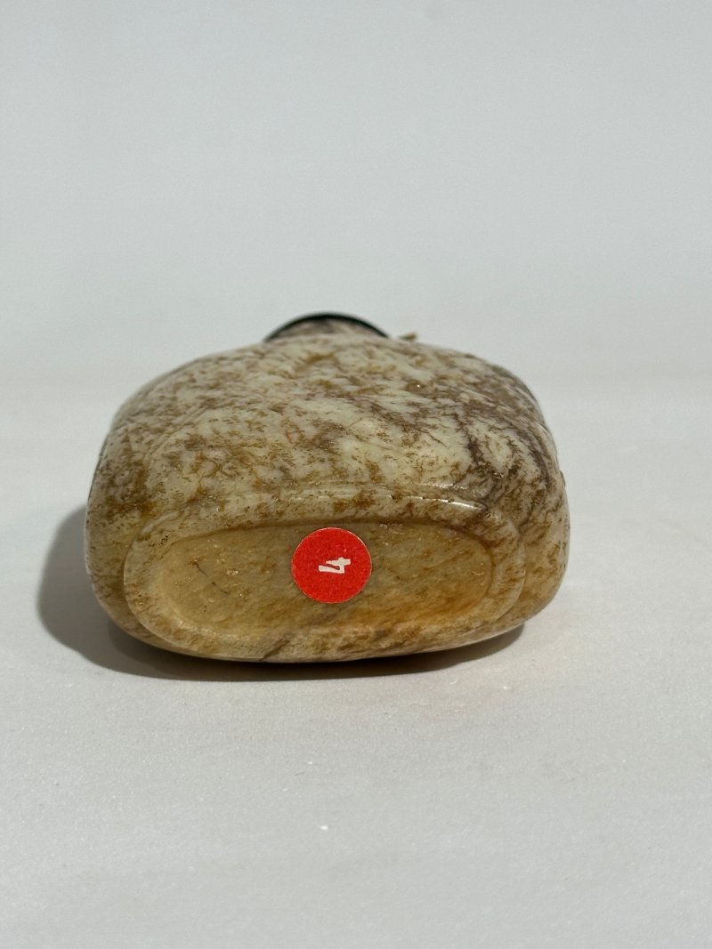 清 黃玉帶皮人物紋、沁玉山水紋鼻煙壺二件（沁玉配翡翠蓋） | A YELLOW AND RUSSET JADE AND A MOTTLED JADE 'LANDSCAPE' SNUFF BOTTLE - 图13