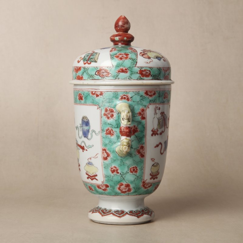 清康熙 五彩博古圖蓋罐 | A Chinese famille-verte twin-handled 'hundred antiques' pot and cover, Qing Dynasty, Kangxi period - 图4