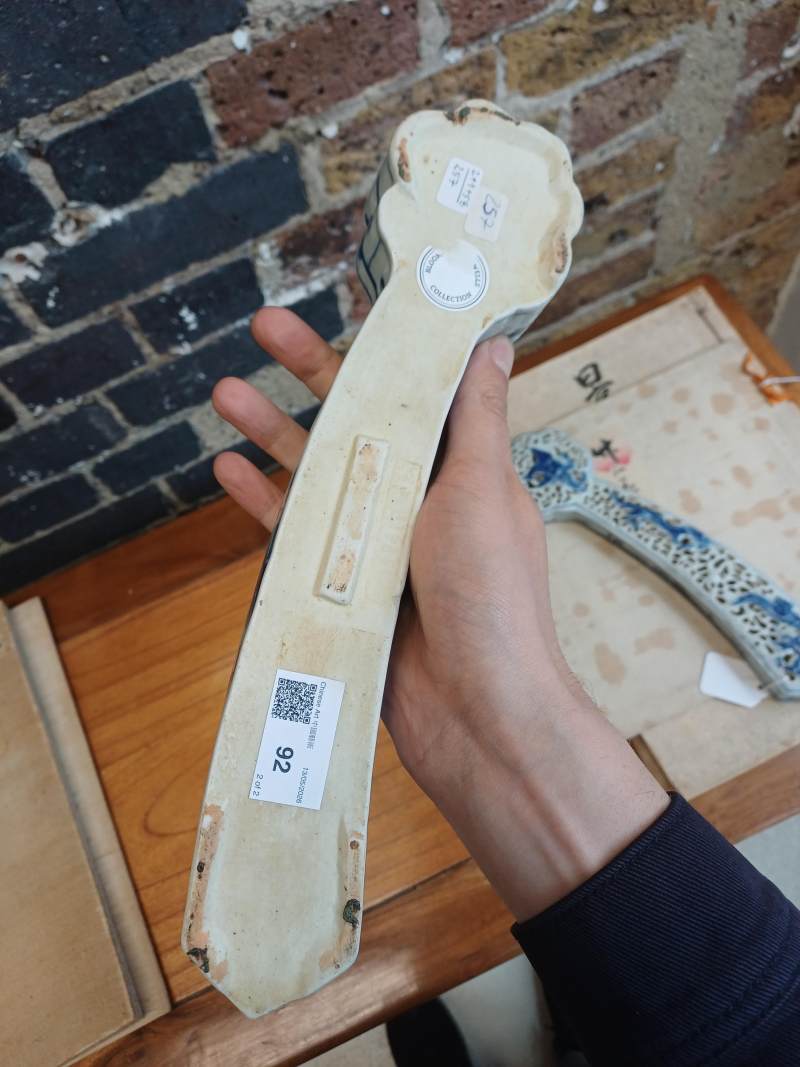 清十八至十九世紀 青花如意形蓋爐 《大清乾隆年製》款 | A Chinese blue and white sceptre-shaped censer and cover, Qing dynasty, 18th-19th century - 图18