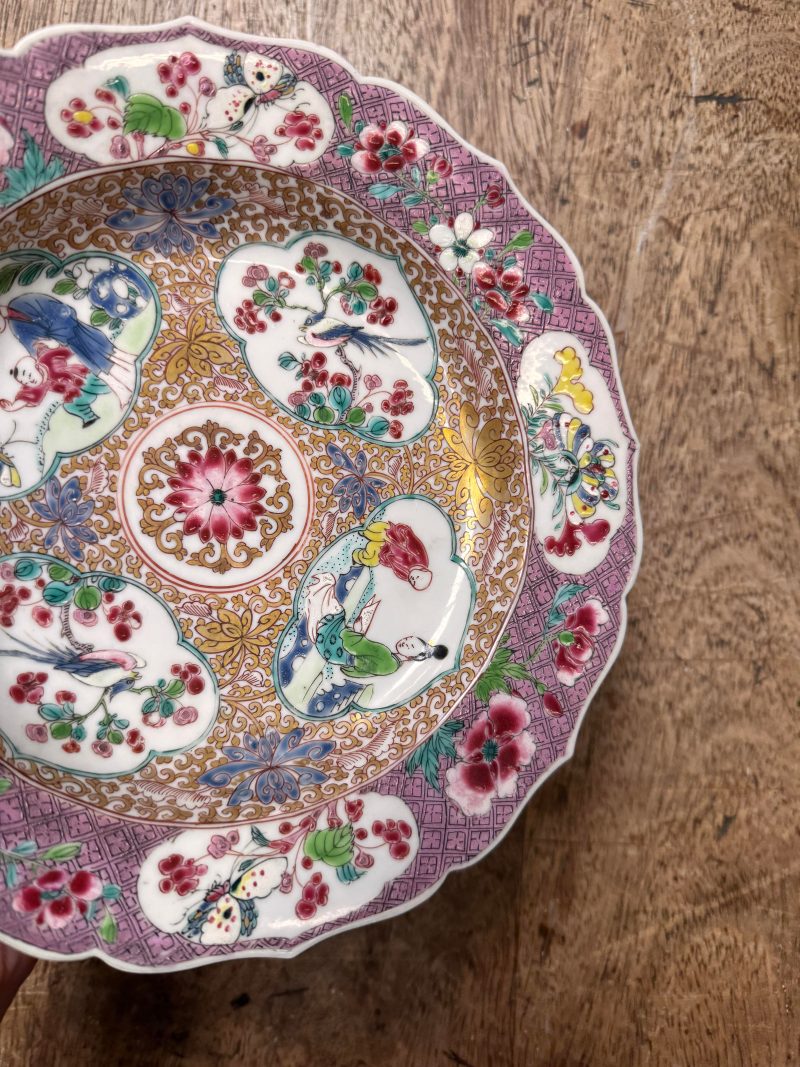 清雍正 約1730年 粉彩開光人物花卉圖花式盤一對 | Santos Collection | A pair of fine Chinese export foliate dishes, Qing dynasty, Yongzheng period, circa 1730 - 图9