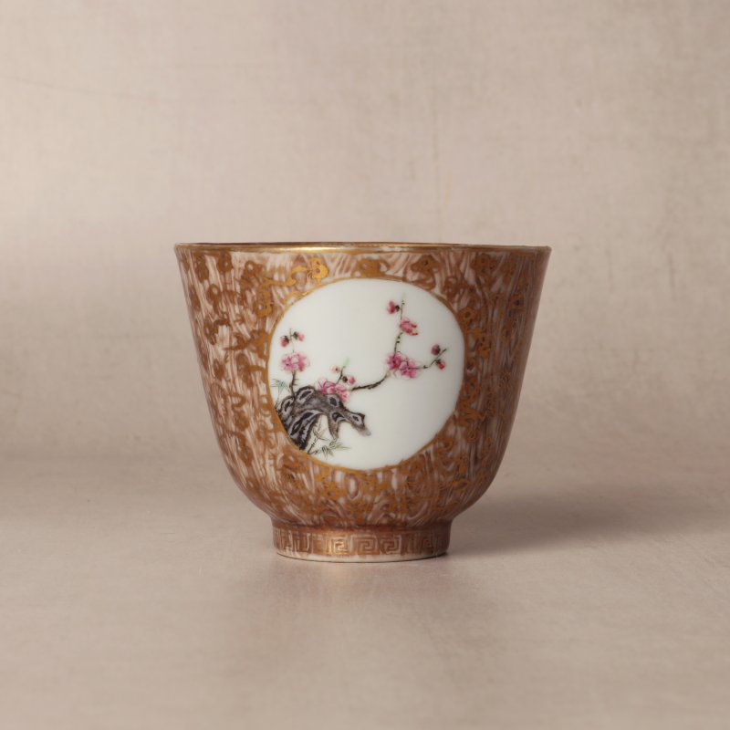 清十八/十九世紀 粉彩仿木紋花卉紋盃 | Santos Collection | A Chinese famile-rose faux-bois 'blossoms' cup, Qing dynasty, 18th-19th century - 图12