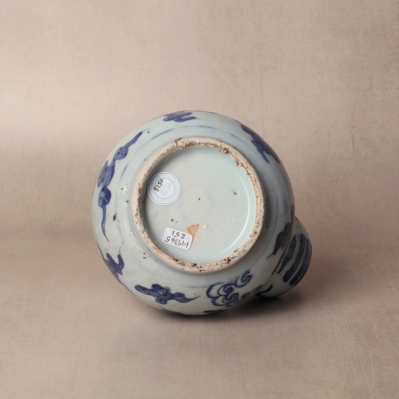 明 青花雲紋軍持 | Santos Collection | A Chinese blue and white 'ruyi cloud' kendi, Ming dynasty - 图12