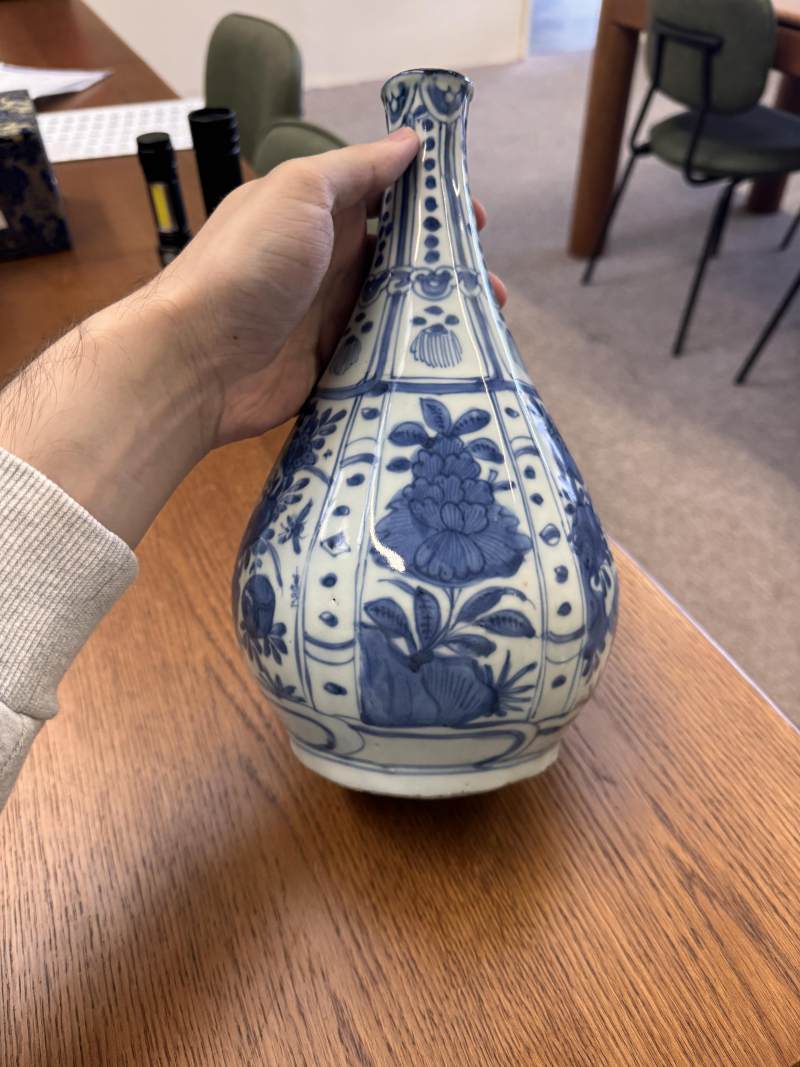 明 青花克拉克花卉紋膽瓶 | Santos Collection | A Chinese blue and white 'Kraak' bottle vase, Ming dynasty - 图14