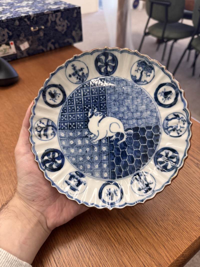 明天啟 青花古染付瑞兔圖菱花口盤 | Santos Collection | A Chinese blue and white kosometsuke 'hare' foliate dish, Ming dynasty, Tianqi period - 图7
