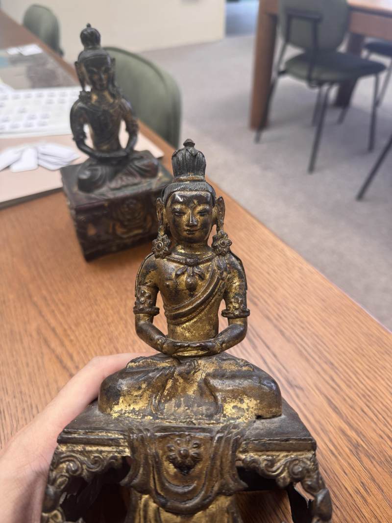 清乾隆 銅鎏金無量壽佛坐像一對 | Two Chinese gilt-copper-alloy figures of Amitayus, Qing dynasty, Qianlong period - 图10