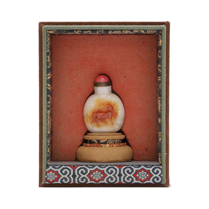 清 瑪瑙雕駿馬圖鼻煙壺 | A Chinese agate 'horse' snuff bottle, Qing dynasty