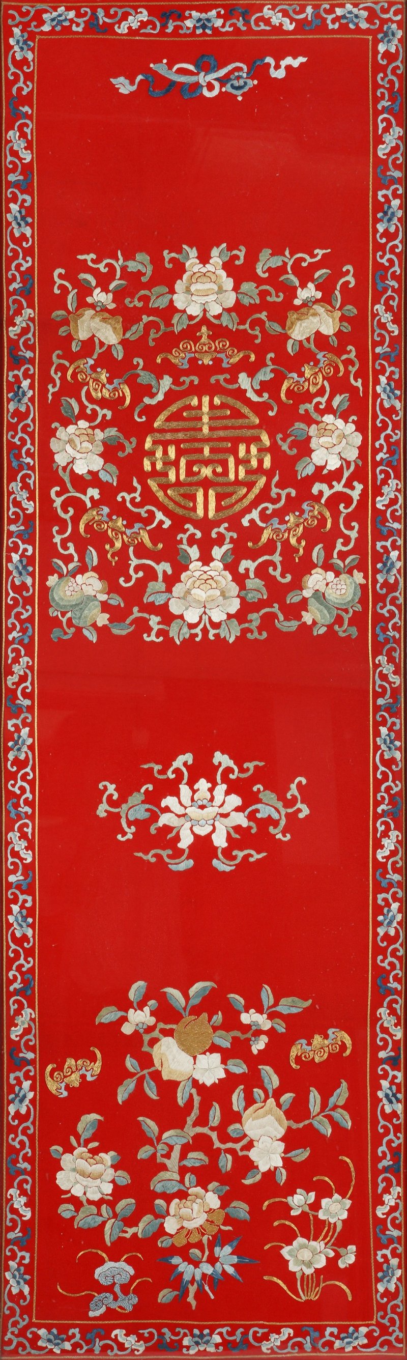 十九/二十世紀 刺繡花卉圖掛屏 | A Chinese silk embroidered 'floral' panel, 19th/20th century