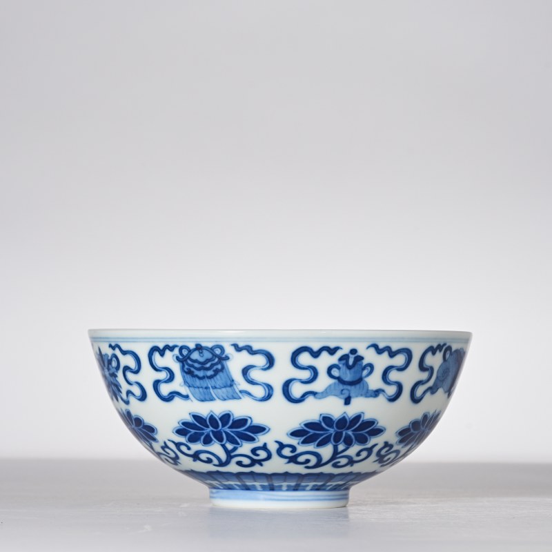 清光绪 青花缠枝莲托八宝纹碗 - 图3