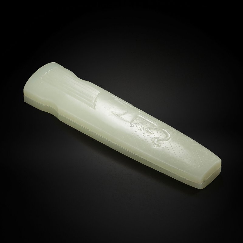 十九世紀 青玉琴式蓋盒 | A PALE GREEN JADE QIN-SHAPED BOX AND COVER - 图1