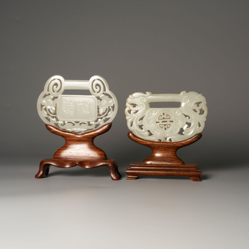 晚清 青白玉鏤雕⌈吉祥•如意⌋、⌈團壽⌋牌二枚 及座 | TWO RETICULATED GREENISH WHITE JADE PLAQUES - 图6