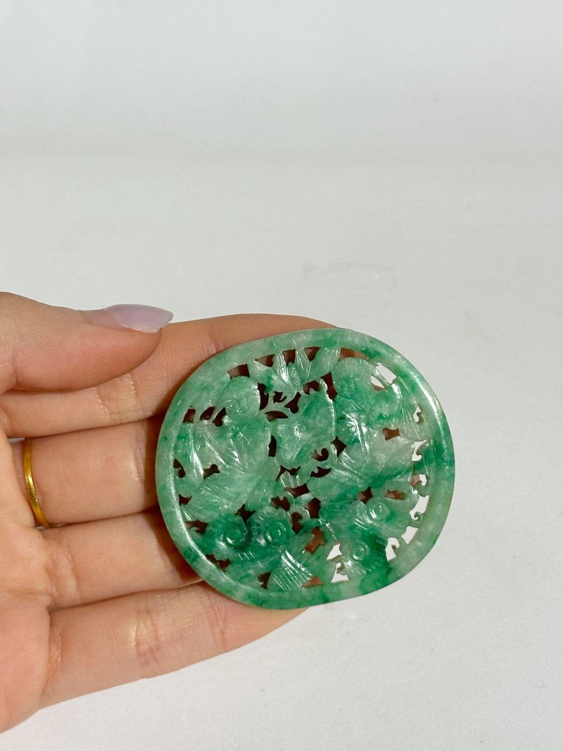 十九/二十世紀 翡翠⌈和合二仙⌋及⌈府上有龍⌋佩二枚 及座 | A JADEITE 'HEHE ERXIAN' AND A 'DRAGON' PENDANT - 图3