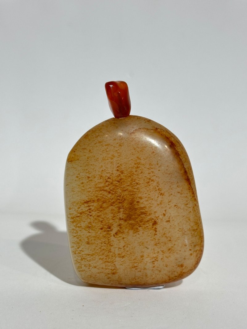 清十九世紀 白玉帶皮隨形鼻煙壺 | A WHITE AND RUSSET JADE 'PEBBLE' SNUFF BOTTLE - 图9