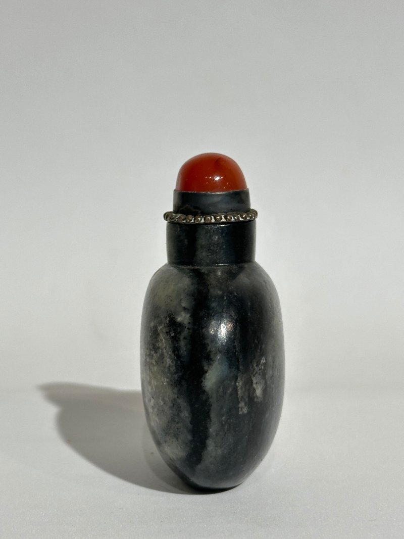 十八/十九世紀 墨玉、灰墨玉光素鼻煙壺二件 | A MOTTLED BLACK JADE AND A GREY AND BLACK JADE SNUFF BOTTLE - 图14