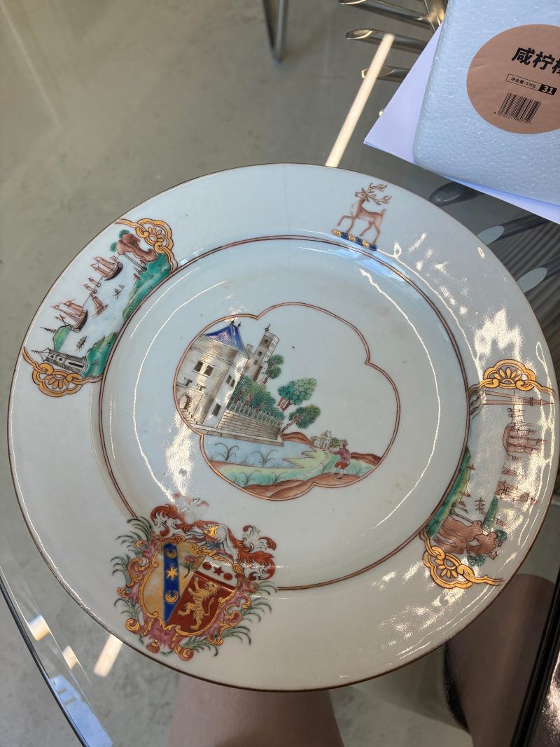 清乾隆 約1745年 粉彩紋章圖盤一組三件 | Three fine and rare Chinese export armorial dishes, Qing Dynasty, Qianlong Period, circa 1745 - 图9