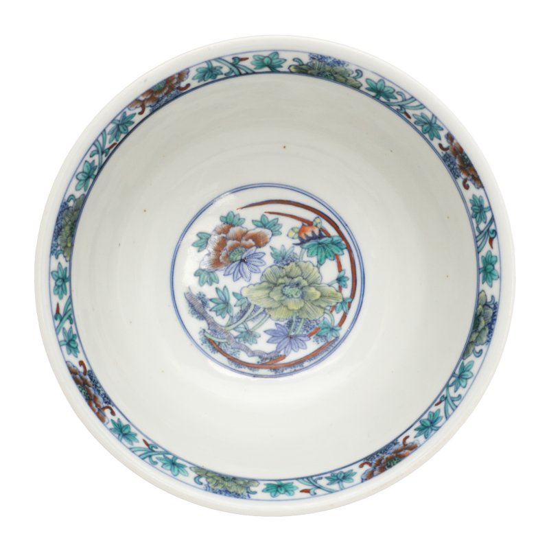 清十九世紀 鬪彩纏枝花卉紋盌《朗吟閣製》款 | A Chinese doucai 'floral' bowl, 19th century, Langyinge mark - 图4