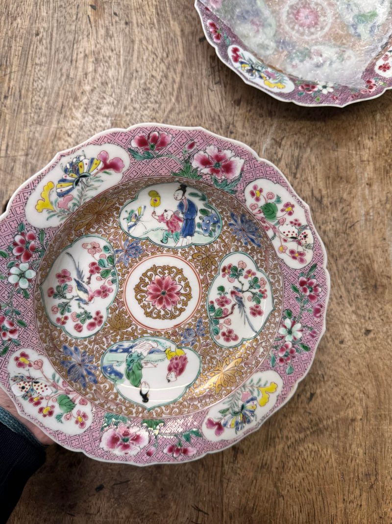 清雍正 約1730年 粉彩開光人物花卉圖花式盤一對 | Santos Collection | A pair of fine Chinese export foliate dishes, Qing dynasty, Yongzheng period, circa 1730 - 图28