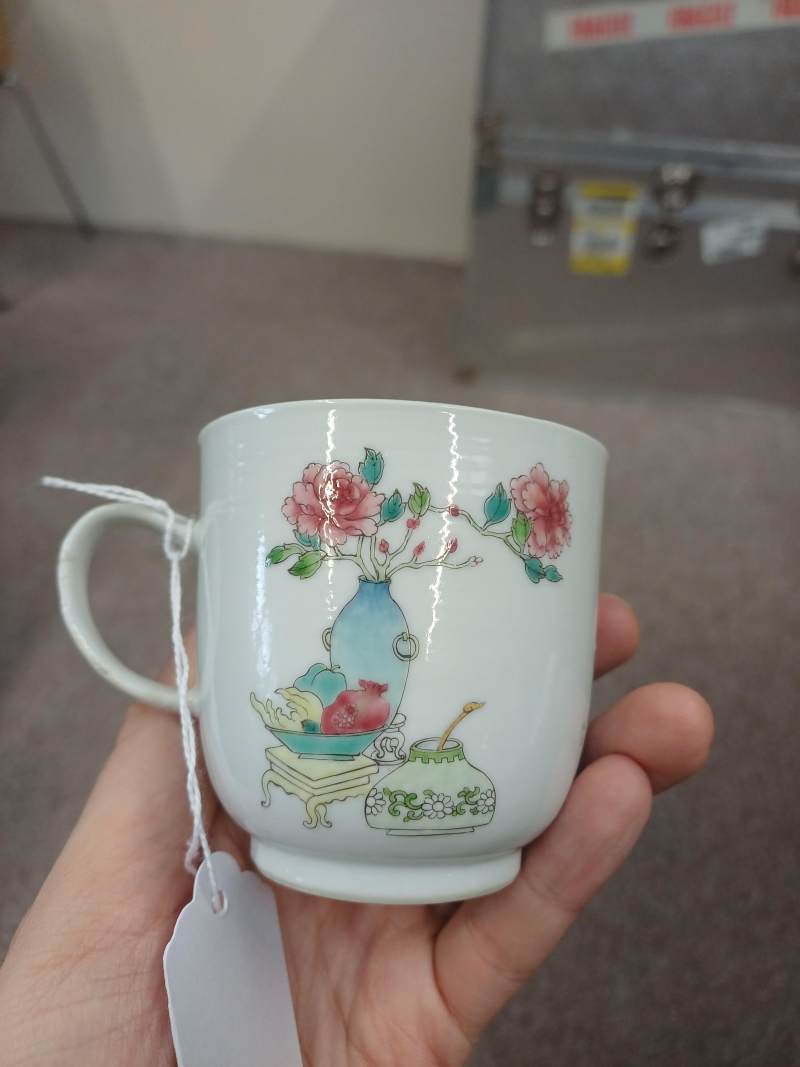 清乾隆 粉彩庭院嬰戲圖盃 | A Chinese export famille-rose 'boys and dogs' coffee cup, Qing dynasty, Qianlong period - 图7