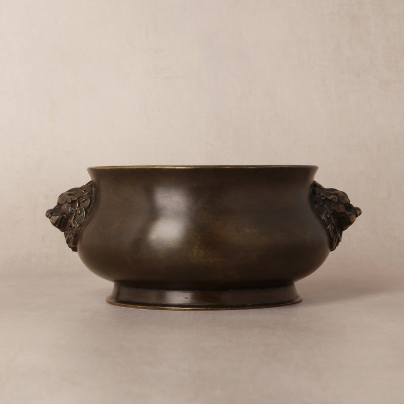 清十八至十九世紀 銅獅耳爐 《許氏聖威家藏》款 | A Chinese bronze bombé censer, Qing dynasty, 18th-19th century