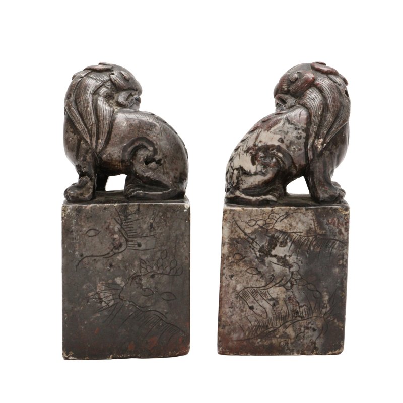 清 壽山石雙獅鈕印章一對 | A matched pair of Chinese soapstone 'lion' seals, Qing dynasty - 图3