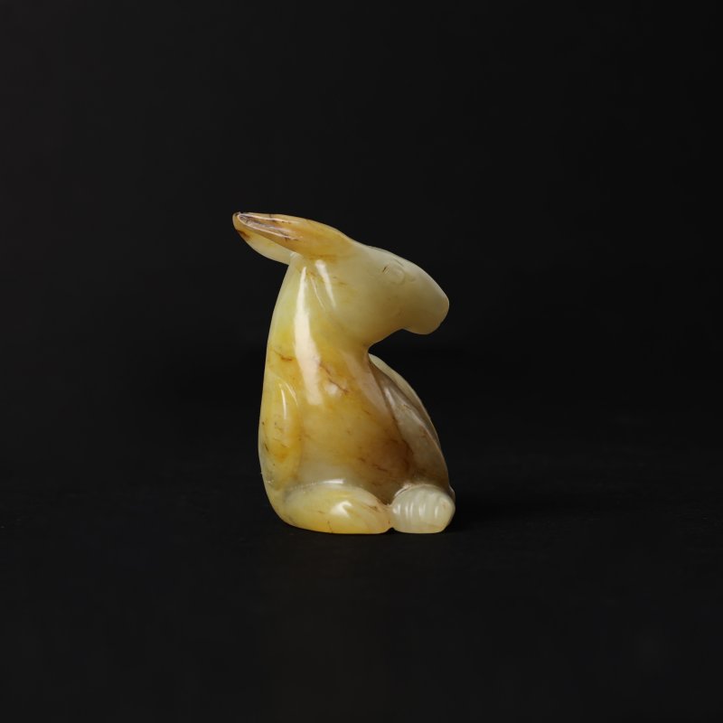 二十世紀 青玉帶皮瑞鹿擺件 | A Chinese celadon and russet jade 'deer' carving, 20th century - 图4