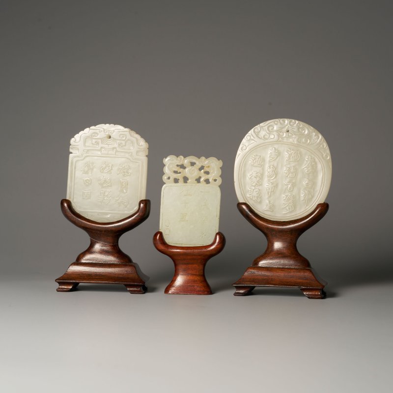 十九/二十世紀 青白玉⌈山水⌋、⌈荷⌋、⌈李白⌋牌三枚 及座 | THREE GREENISH WHITE JADE PLAQUES - 图7