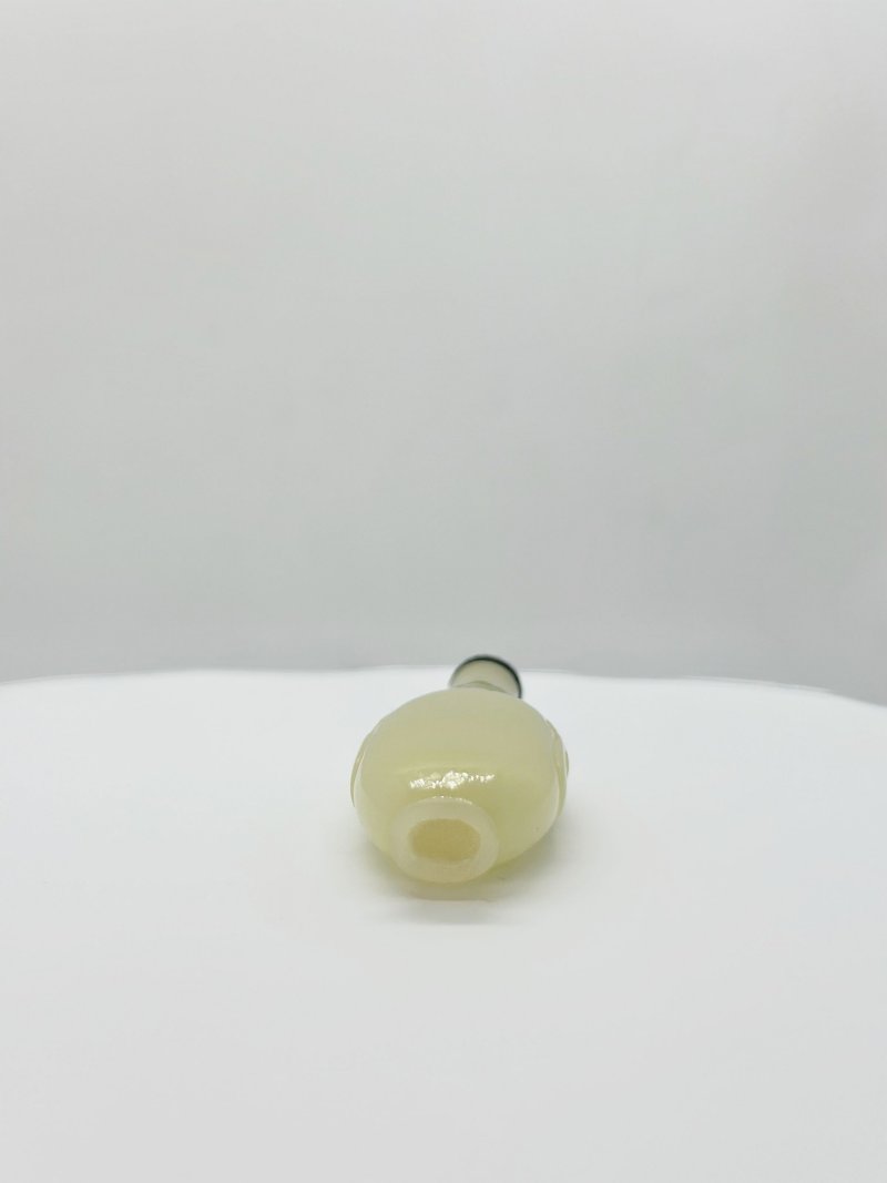 晚清 白玉匏形、黃玉鋪首銜環鼻煙壺二件 | A WHITE JADE 'DOUBLE GOURD' AND A YELLOW JADE SNUFF BOTTLE - 图6