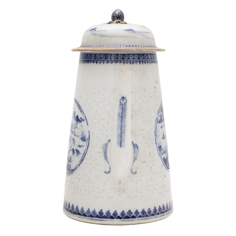 清十八世紀 青花玲瓏瓷帶蓋壺 | A Chinese blue and white 'rice pattern' chocolate pot and cover, Qing dynasty, 18th century - 图4