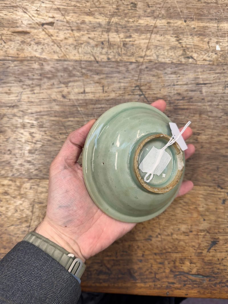 宋或元 龍泉青釉印雙魚折沿盤 | A rare Chinese Longquan celadon 'twin fish' dish, Song / Yuan dynasty - 图5