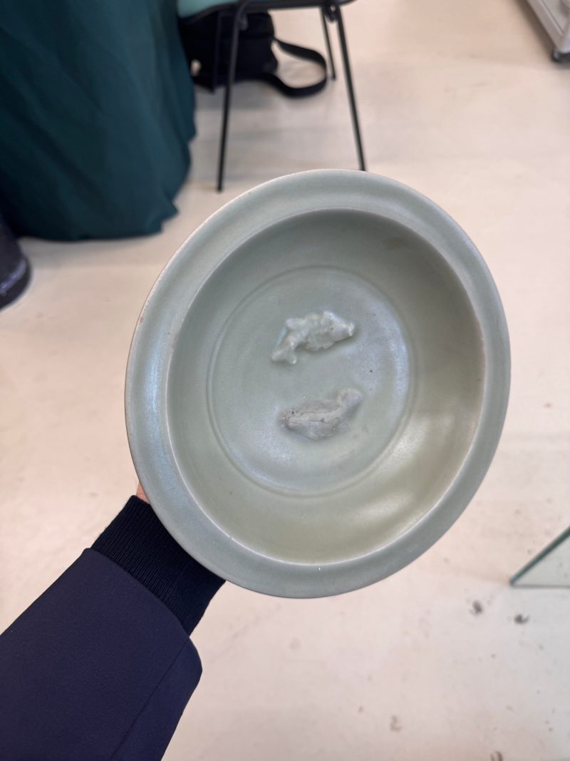 宋 龍泉窰青釉貼雙魚折沿盤 | Santos Collection | A Chinese Longquan celadon 'twin fish' moulded dish, Song dynasty - 图15